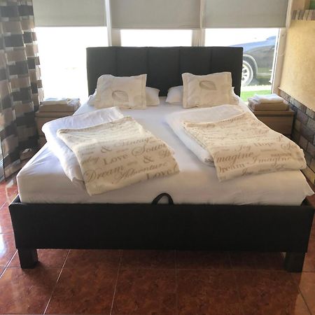 Regina Delux Apartman Gyula Ngoại thất bức ảnh