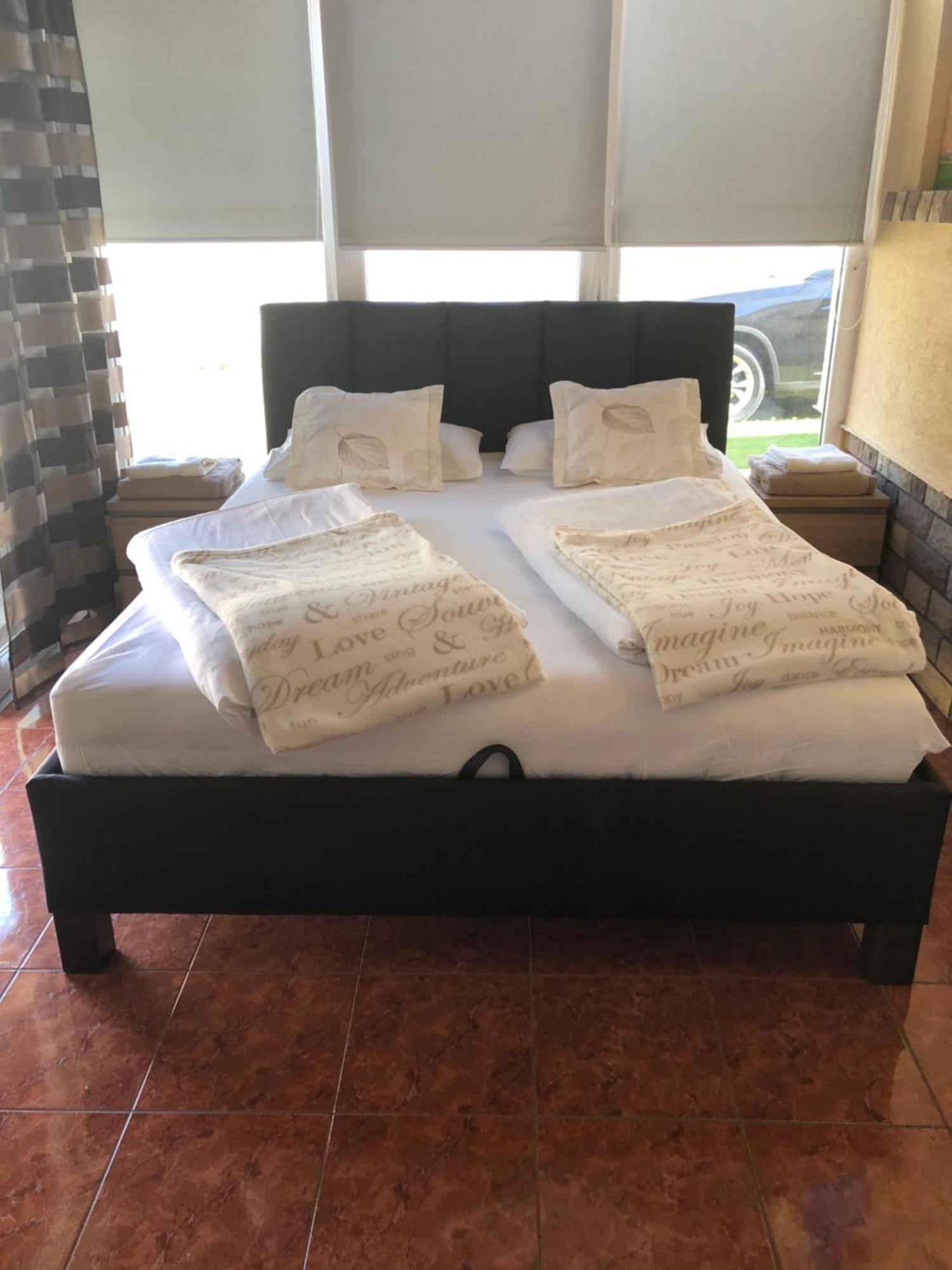 Regina Delux Apartman Gyula Ngoại thất bức ảnh