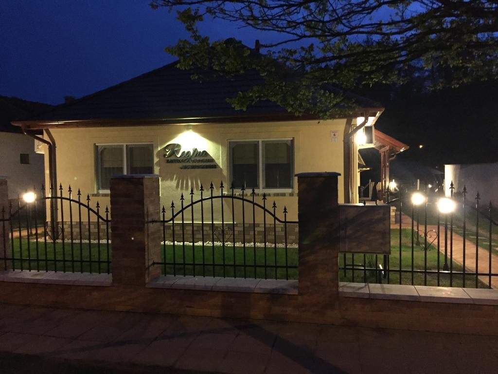 Regina Delux Apartman Gyula Ngoại thất bức ảnh